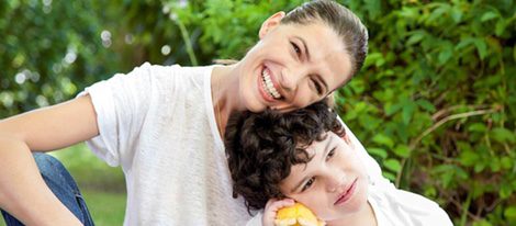 Laura Sánchez posa junto a un niño con discapacidad para el calendario del Hospital San Rafael 2016