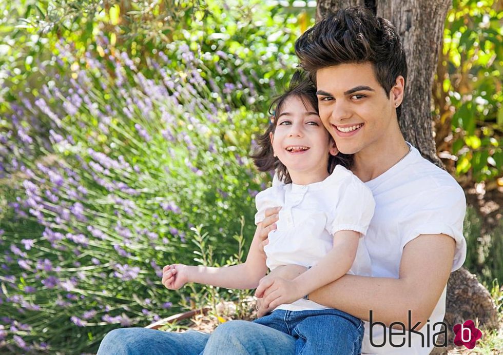 Abraham Mateo posa junto a una niña con discapacidad para el calendario del Hospital San Rafael 2016