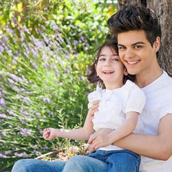 Abraham Mateo posa junto a una niña con discapacidad para el calendario del Hospital San Rafael 2016