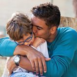 Casemiro posa junta a un niño con discapacidad para el calendario del Hospital San Rafael 2016