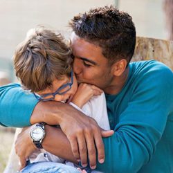 Casemiro posa junta a un niño con discapacidad para el calendario del Hospital San Rafael 2016