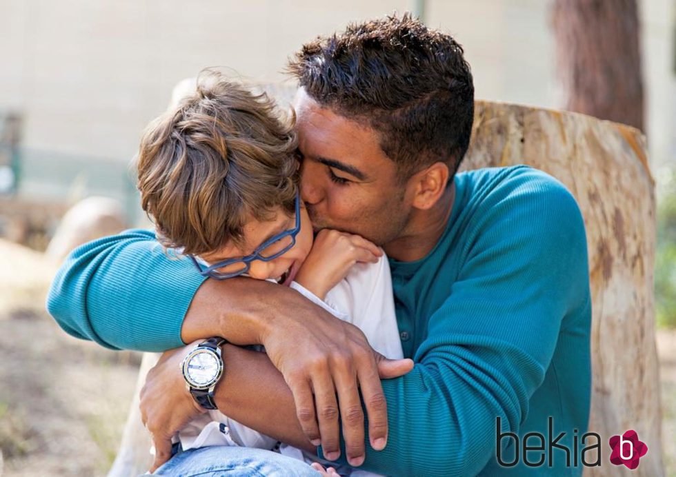 Casemiro posa junta a un niño con discapacidad para el calendario del Hospital San Rafael 2016