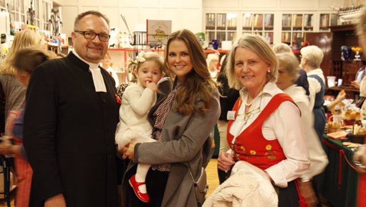 Las Princesas Magdalena y Leonor de Suecia en un rastrillo de Navidad en Londres