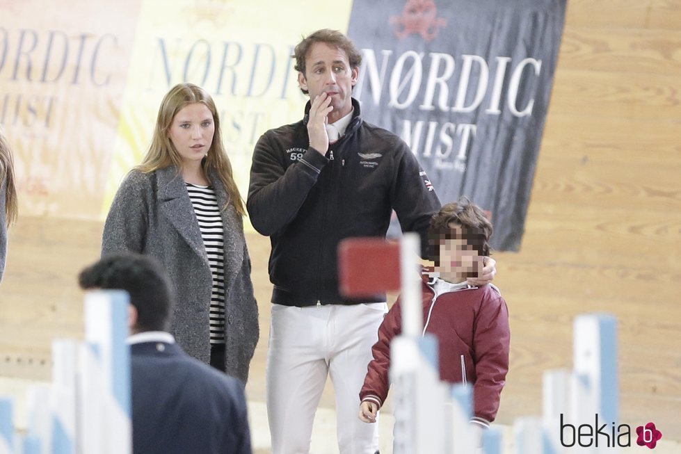 Álvaro Muñoz Escassi con sus hijos Ana Barrachina y Álvaro disfrutando de un día de hípica