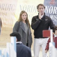 Álvaro Muñoz Escassi con sus hijos Ana Barrachina y Álvaro disfrutando de un día de hípica