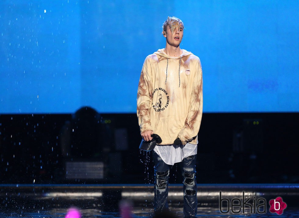 Justin Bieber durante su actuación en los American Music Awards 2015.