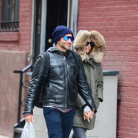 Irina Shayk y Bradley Cooper paseando cogidos de la mano por Nueva York