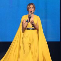 Jennifer Lopez con un vestido amarillo en los American Music Awards 2015