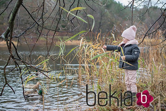 La Princesa Estela de Suecia jugando con los patos del parque del Palacio de Haga