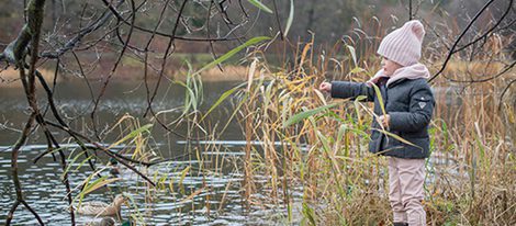 La Princesa Estela de Suecia jugando con los patos del parque del Palacio de Haga