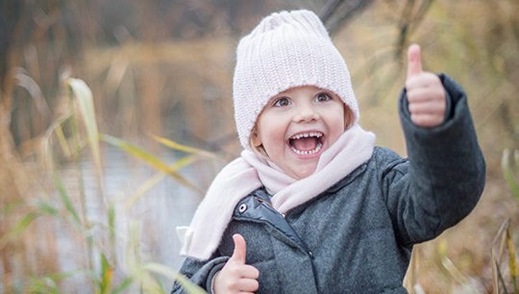 La Princesa Estela de Suecia se divierte jugando en el parque del Palacio de Haga