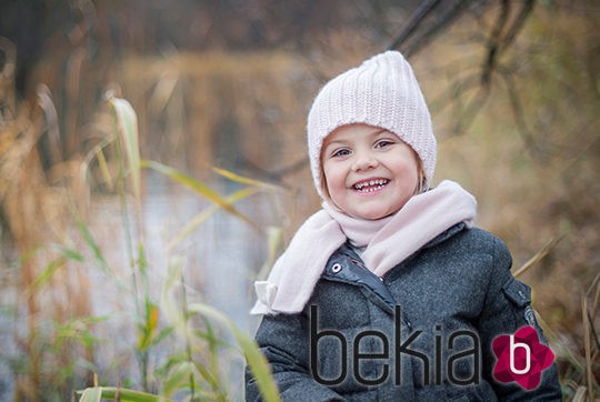 La Princesa Estela de Suecia disfruta del otoño en el parque del Palacio de Haga