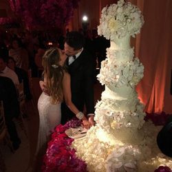 Sofía Vergara y Joe Manganiello besándose antes de cortar su tarta nupcial