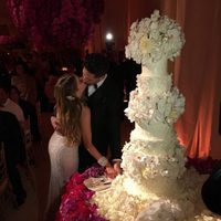 Sofía Vergara y Joe Manganiello besándose antes de cortar su tarta nupcial