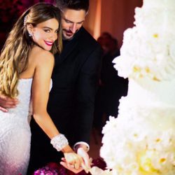 Sofía Vergara y Joe Manganiello cortando la llamativa tarta nupcial el día de su boda