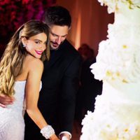 Sofía Vergara y Joe Manganiello cortando la llamativa tarta nupcial el día de su boda