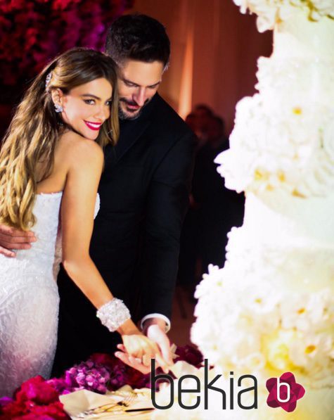 Sofía Vergara y Joe Manganiello cortando la llamativa tarta nupcial el día de su boda