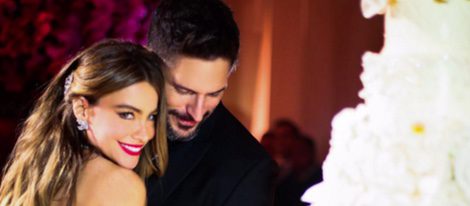 Sofía Vergara y Joe Manganiello cortando la llamativa tarta nupcial el día de su boda