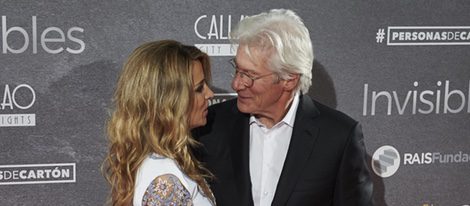 Richard Gere y Alejandra Silva mirándose en el estreno de 'Invisibles' en Madrid