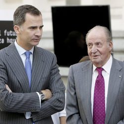 El Rey Felipe y el Rey Juan Carlos en un acto de Cotec