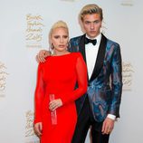 Lady Gaga y Lucky Blue con el galardón de los British Fashion Awards 2015