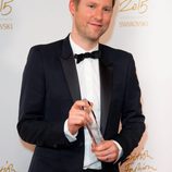 Christopher Bailey con su galardón en los British Fashion Awards 2015