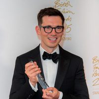 Erdem con su galardón en los British Fashion Awards 2015