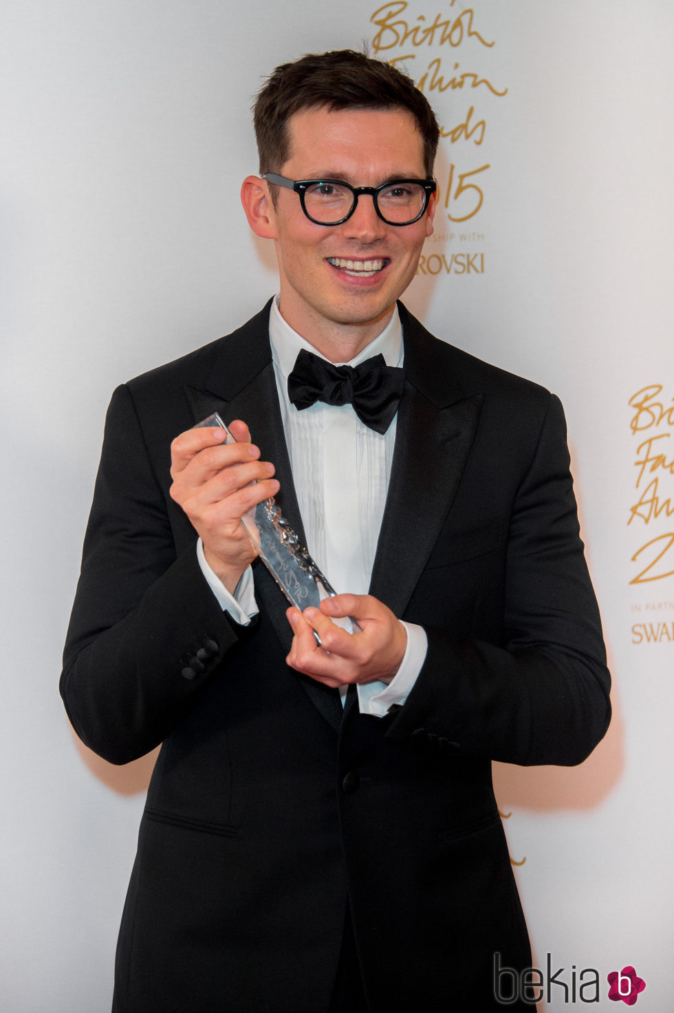 Erdem con su galardón en los British Fashion Awards 2015