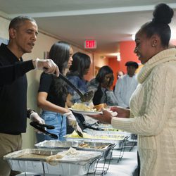 Barack Obama y su familia colaboran en un comedor social por el día de Acción de Gracias