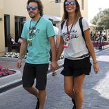 Fernando Alonso y Lara Álvarez paseando su amor por Abu Dhabi