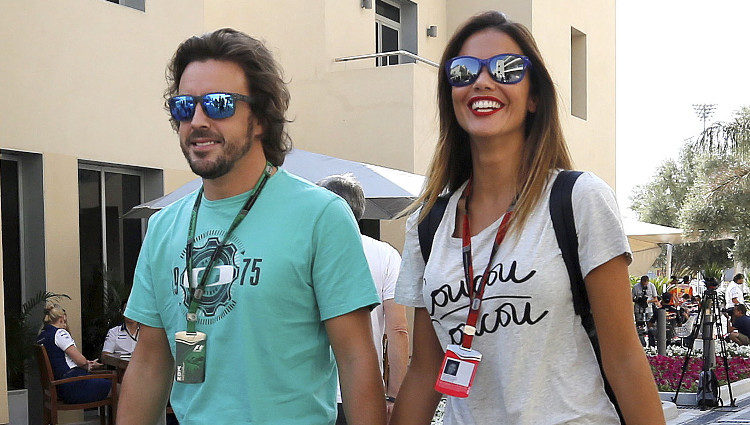 Fernando Alonso y Lara Álvarez paseando su amor por Abu Dhabi