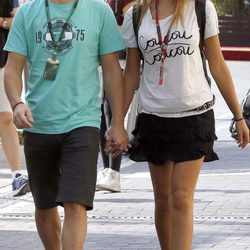 Lara Álvarez junto a Fernando Alonso paseando por las calles de Abu Dhabi