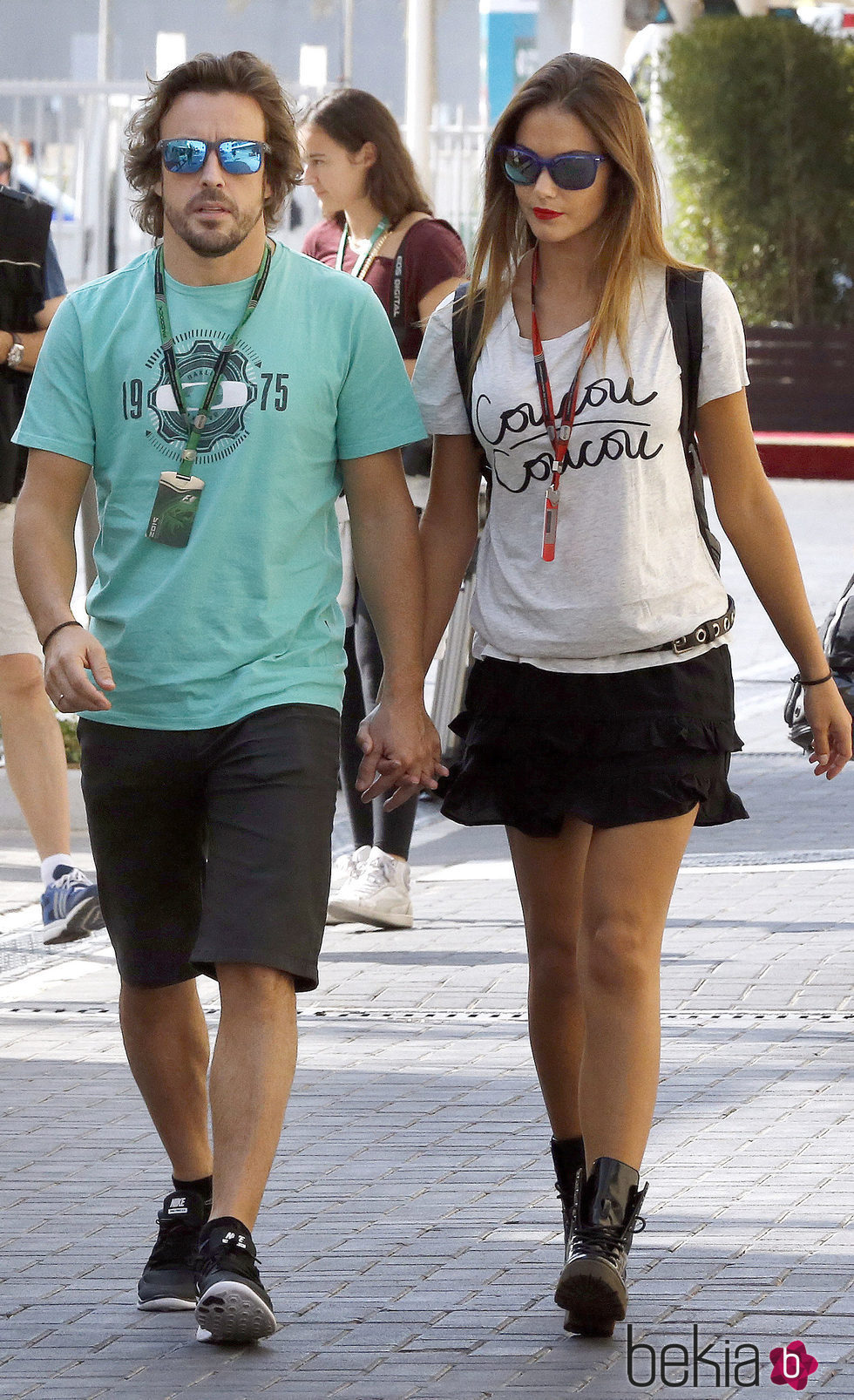 Lara Álvarez junto a Fernando Alonso paseando por las calles de Abu Dhabi