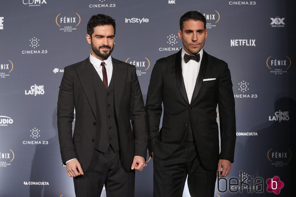 Miguel Ángel Silvestre y Alfonso Herrera en los Premios Fénix 2015