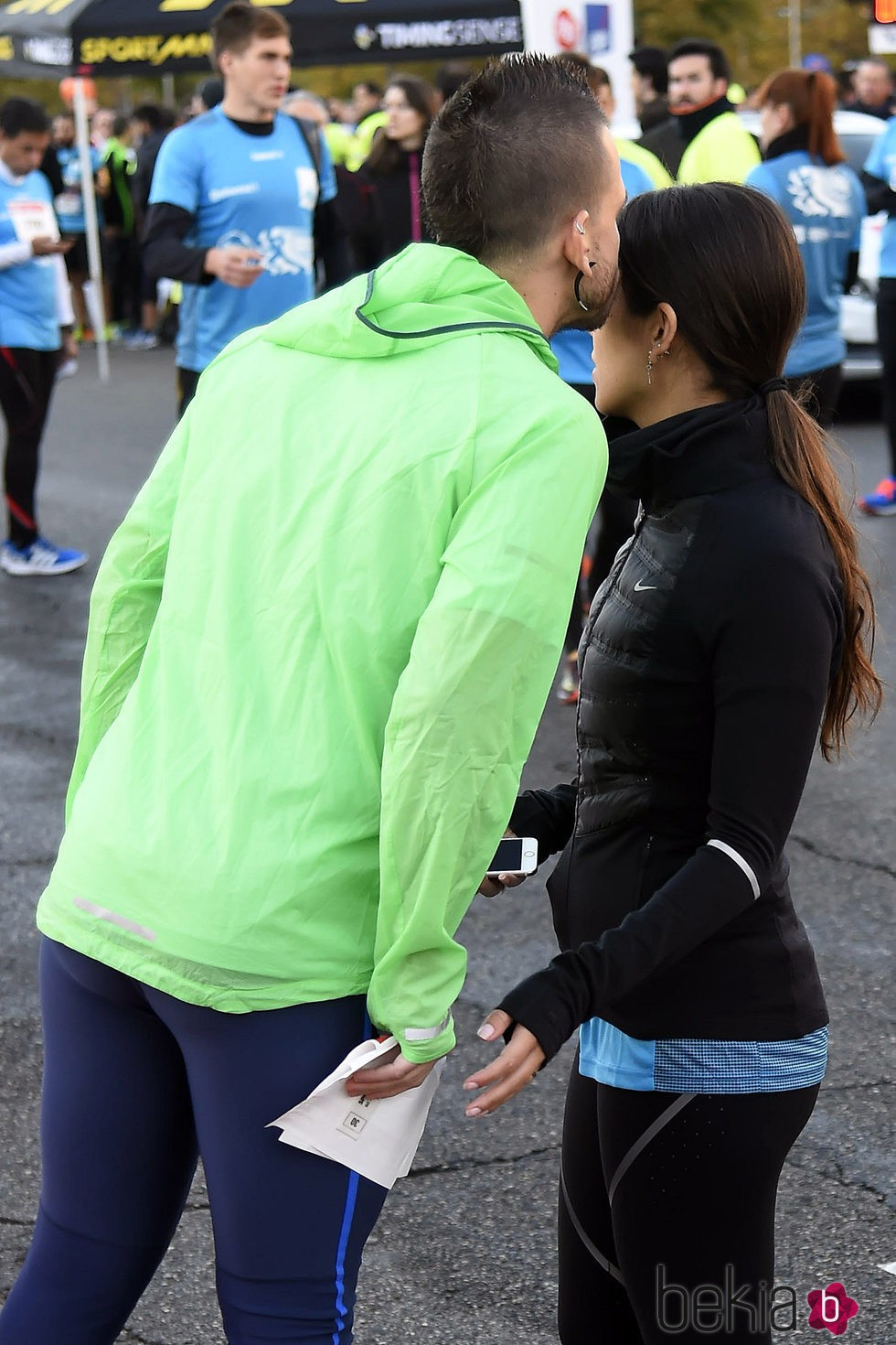 David Muñoz besa a Cristina Pedroche en la carrera Ponle Freno