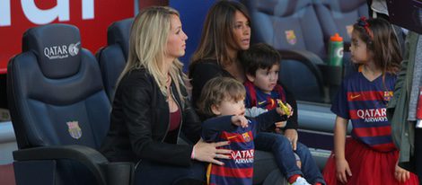 Antonella Rocuzzo y Sofía Balbi junto a sus hijos Thiago Messi, Delfina y Benjamin Suárez apoyando a su papás