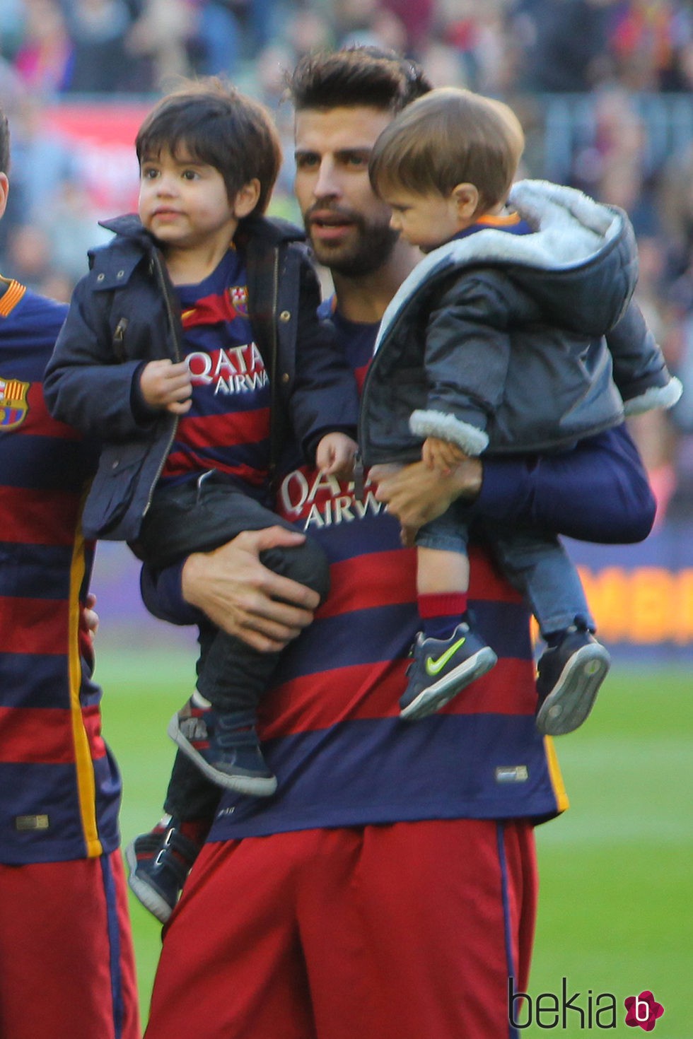 Gerard Piqué con su hijos Milan y Sasha en el terreno de juego