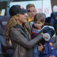 Shakira con su hijo Sasha en el Camp Nou para animar a Piqué