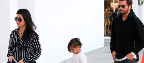 Kourtney Kardashian y Scott Disick con su hijo Mason disfrutando de un día en familia