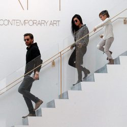 Kourtney Kardashian junto a Scott Disick y su hijo Mason en el Museo de Arte Contemporáneo