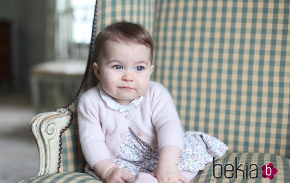 La Princesa Carlota de Cambridge ataviada con un vestido floreado