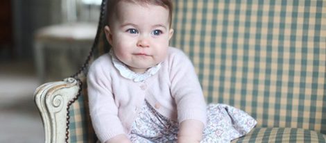 La Princesa Carlota de Cambridge ataviada con un vestido floreado