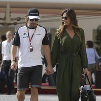 Fernando Alonso y Lara Álvarez en el GP de Abu Dabi 2015