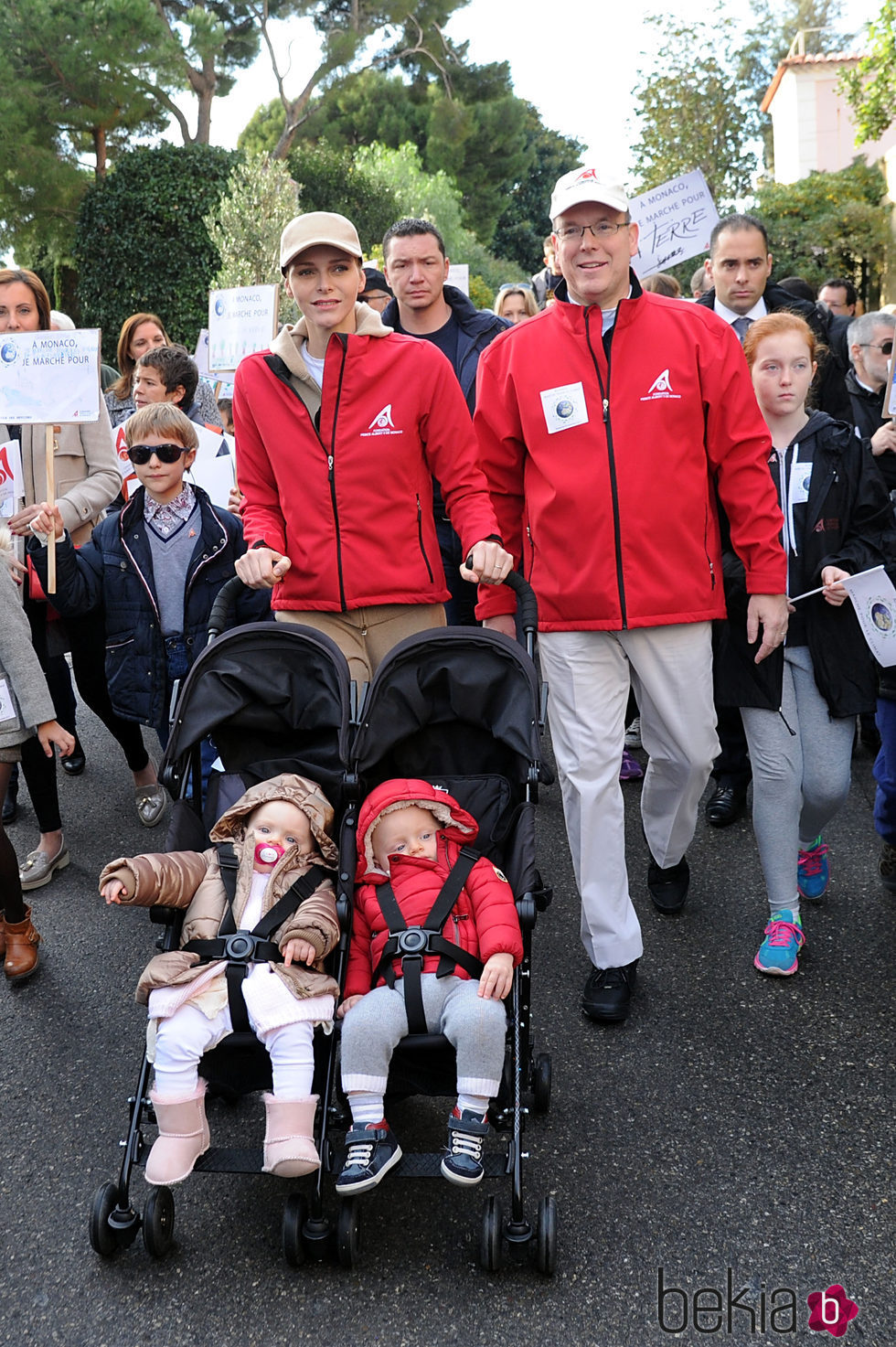 Alberto y Charlene de Mónaco con sus hijos en la Marcha Mundial por el Clima