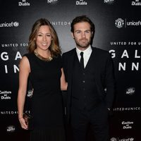 Juan Mata y su novia Evelina Kamph en una cena benéfica en Manchester