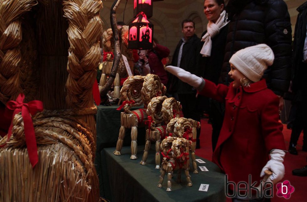 Estela de Suecia, muy sonriente en un mercadillo navideño