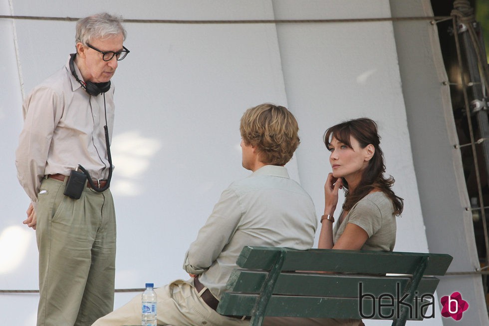 Woody Allen, Owen Wilson y Carla Bruni en el rodaje de 'Midnight in Paris'