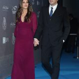 Iker Casillas y Sara Carbonero cogidos de la mano en los Premios Dragones de Oro 2015