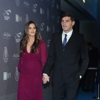 Iker Casillas y Sara Carbonero cogidos de la mano en los Premios Dragones de Oro 2015