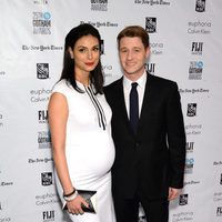 Morena Baccarin presume de embarazo con Ben McKenzie en los Premios Gotham 2015